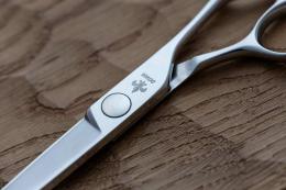 新!DOWA B2 Cobalt Flat
メンズ・バーバー用 コバルトフラットシザー
Men's / Barber Flat Scissors