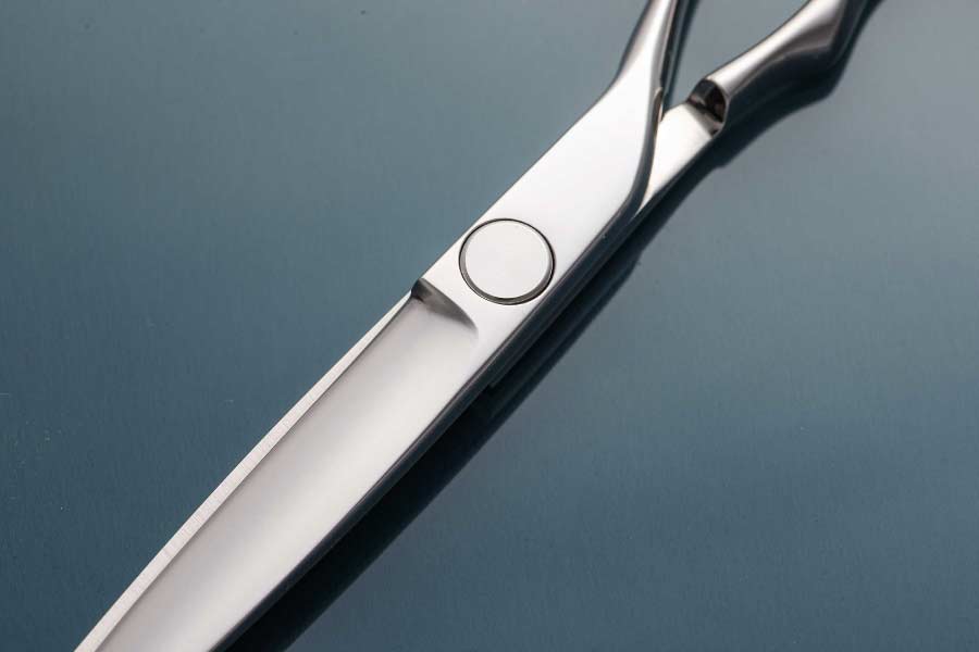 ヘアリングネジで開閉感滑らかに